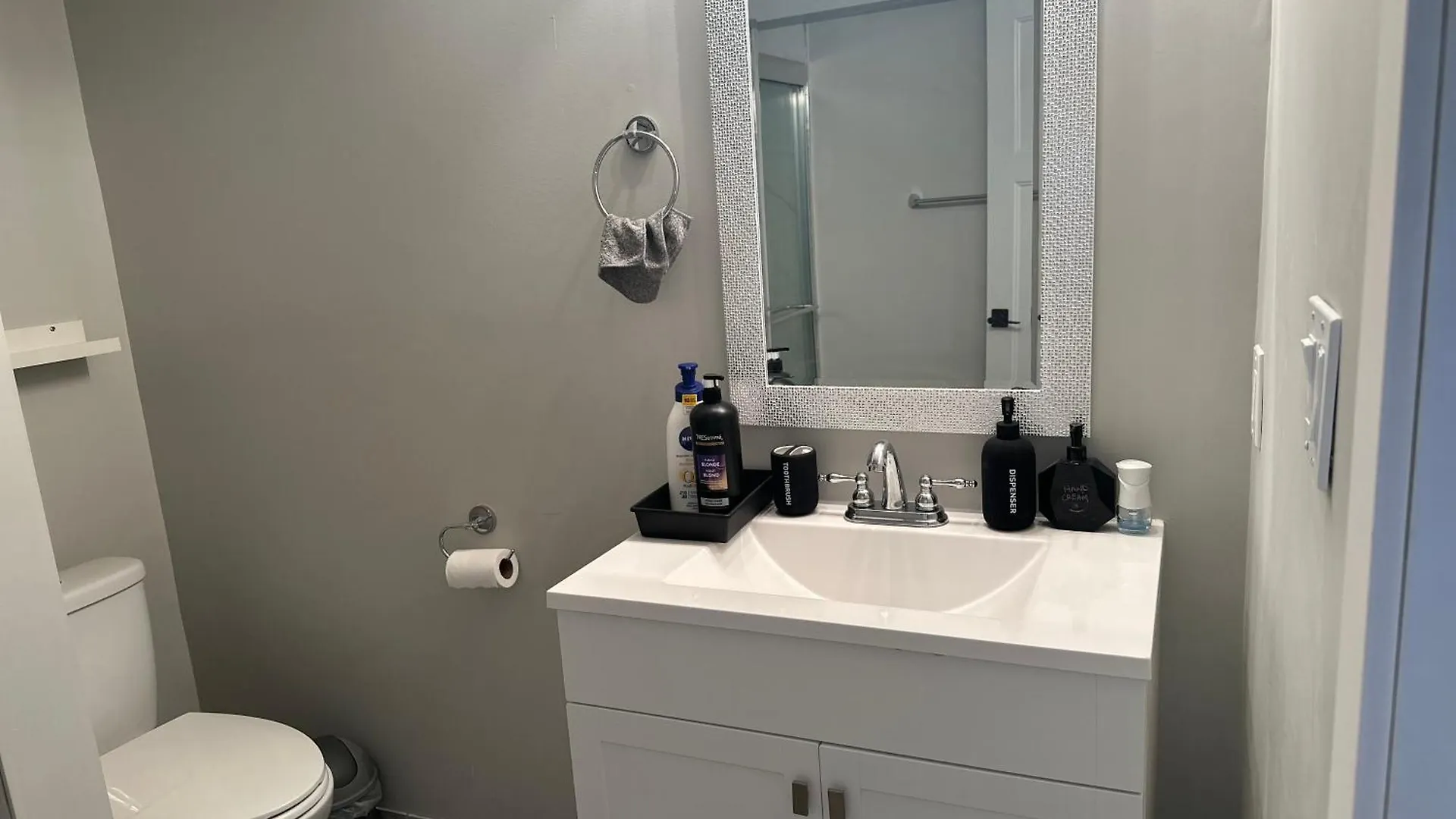 Luxury-Home Away From Home With Private Entrance Winnipeg Canada